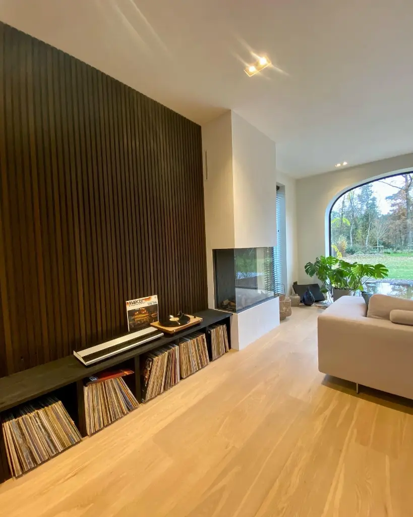 WoolWoodakoestischpaneel_eikgerookt_TVwand_Malle_15.webp