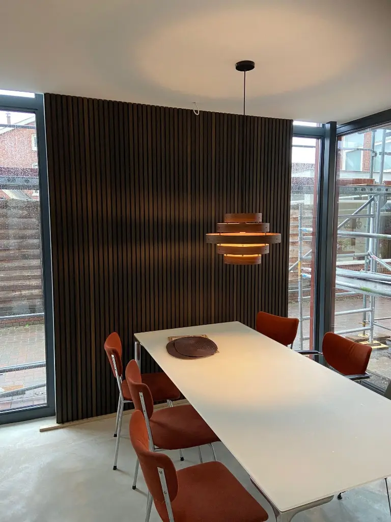 WoolWoodakoestischpaneel_eikgerookt_Kikkert_eetkamer.webp